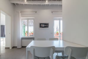 Deluxe-Apartment, 2 Schlafzimmer | Essbereich im Zimmer