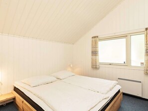3 bedrooms, cribs/infant beds