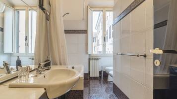 Appartamento, 1 camera da letto | Bagno | Combinazione doccia/vasca, soffione a pioggia, asciugacapelli, bidet