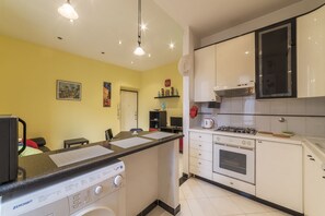 Appartement, 1 chambre | Cuisine privée | Grand réfrigérateur, micro-ondes, four, plaque de cuisson