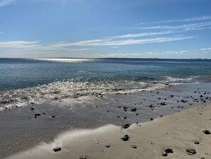 A beach with a clear sky, calm sea, and scattered rocks. - 4 Star Holiday Home in Knebel (Knebel)