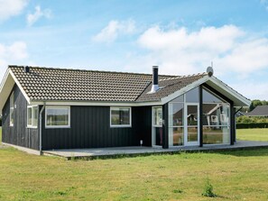 A modern house with a dark facade, large windows, and a tiled roof. - Spacious Holiday Home in Storvorde near Sea (Storvorde)