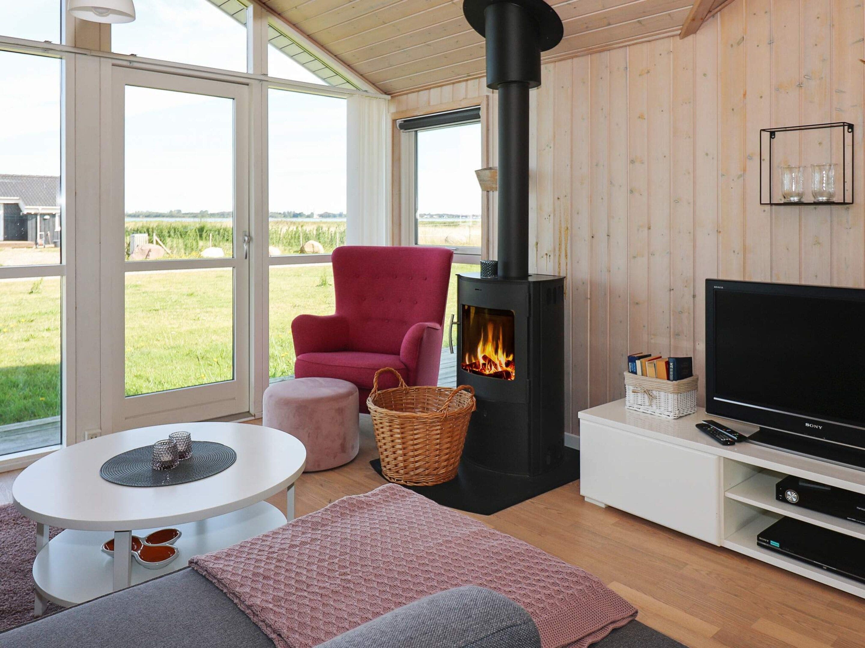 Una sala de estar acogedora con chimenea, televisión y un espacio de estar confortable.