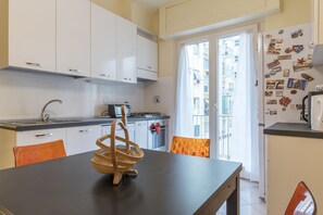 Apartment, 1 Schlafzimmer | Essbereich im Zimmer