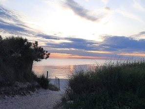 A beach path leading to the sea with a sunset in the background. - 5 Star Holiday Home in Graested (Graested)