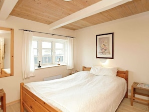 7 bedrooms, cribs/infant beds