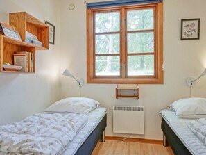 House | 3 bedrooms, individually furnished - 6 Person Holiday Home in Ronne (Ronne)