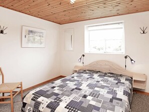 4 bedrooms, cribs/infant beds