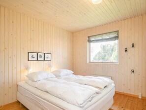 3 bedrooms, cribs/infant beds