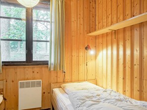 3 bedrooms, cots/infant beds