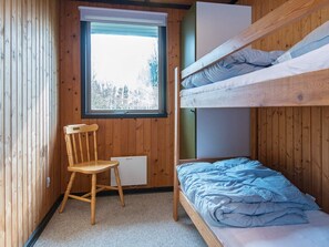 A bunk bed room with a window, a wooden chair, and a desk. - 6 Person Holiday Home in Toftlund (Toftlund)