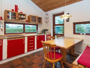 Private kitchen - Peaceful Holiday Home in Børkop near Sea (Borkop)