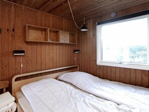 2 bedrooms, cribs/infant beds
