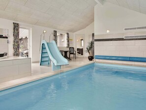 Una piscina techada, una piscina al aire libre