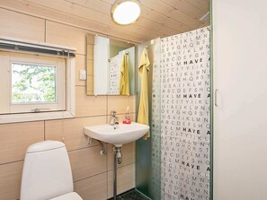 Bathroom - 8 Person Holiday Home in Martofte (Martofte)