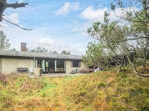 House | Exterior - Charming Holiday Home in BlÃ¥vand with Hot Tub (Blavand)