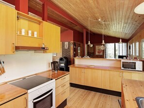 Highchair - Charming Holiday Home in BlÃ¥vand with Hot Tub (Blavand)