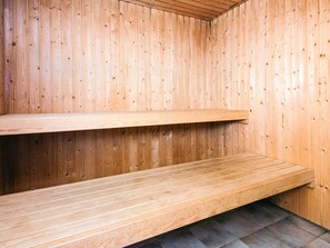 Sauna - Charming Holiday Home in BlÃ¥vand with Hot Tub (Blavand)