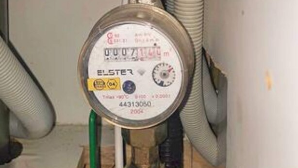 A water meter with a label indicating it is from Elster, model number 44313050, and the year 2004. - 5 Person Holiday Home in Herning (Herning)