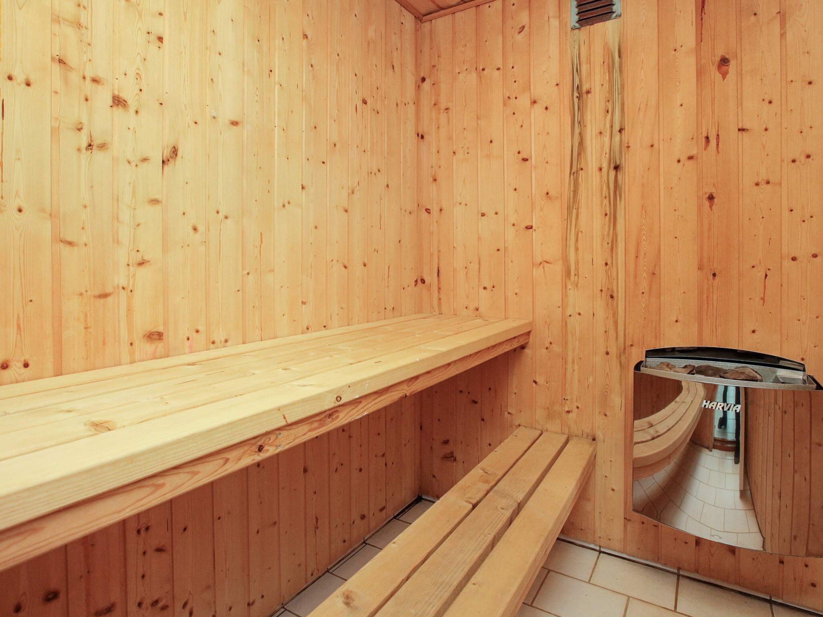 Eine Sauna mit Holzwänden und -bänken.