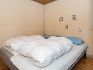 3 bedrooms, cribs/infant beds
