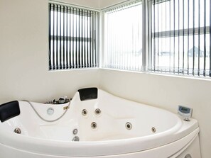 Spa treatment - Luxurious Holiday Home in Brovst With Play Area for Kids (Brovst)