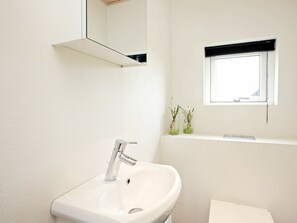 Bathroom - Luxurious Holiday Home in Brovst With Play Area for Kids (Brovst)