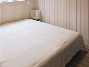 3 bedrooms, cribs/infant beds