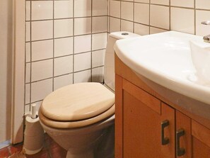 House | Bathroom - 3 Person Holiday Home in Lysekil (Lysekil)