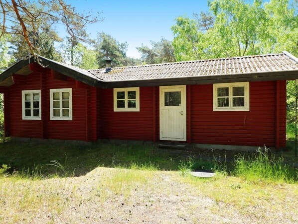 Exterior - Cheery Holiday Home in Hadsund near Sea (Hadsund)