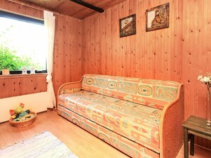 2 bedrooms, cribs/infant beds, internet