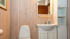 Bathroom - Fantastic Holiday Home in Hejls With Sun Loungers (Hejls)