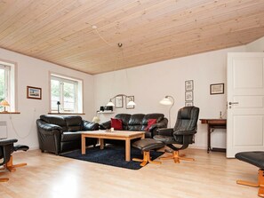 4 bedrooms, cribs/infant beds