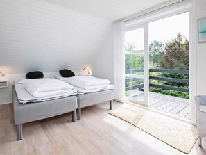 5 bedrooms - 10 Person Holiday Home in Blavand (Blavand)