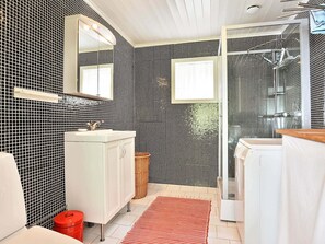House | Bathroom - 4 Person Holiday Home in Hallabro (Hallaröd)