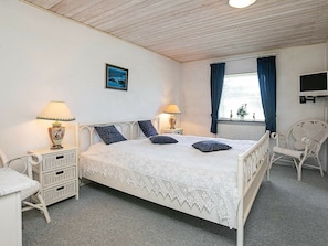 1 bedroom, cribs/infant beds