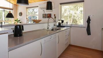 Hus | Privat køkken | Køleskab, mikrobølgeovn, kogeplade, opvaskemaskine
