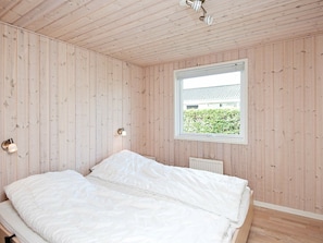 2 bedrooms, cribs/infant beds