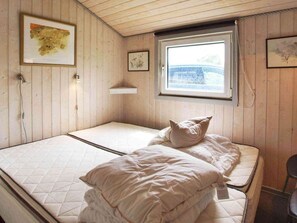 2 bedrooms, cots/infant beds - 4 Person Holiday Home in Hemmet (Hemmet)