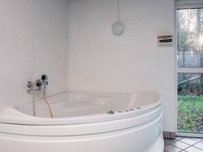 House | Spa treatment - Tranquil Holiday Home in Glesborg with Hot Tub & Sauna (Glesborg)
