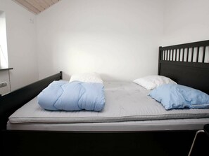 2 bedrooms, cribs/infant beds