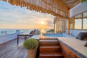 A rooftop terrace with a pool, seating areas, and a view of the sunset over the ocean. - Casa Victoria luxury house with private jacuzzi (Massa Lubrense)