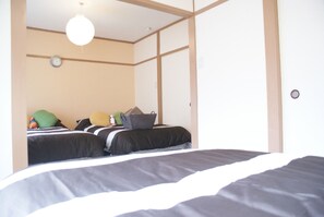 2 makuuhuonetta, työpöytä, ilmainen Wi-Fi, vuodevaatteet