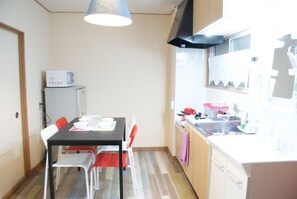 冰箱、微波炉、炉灶、厨具/餐具