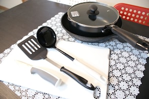 冰箱、微波炉、炉灶、厨具/餐具