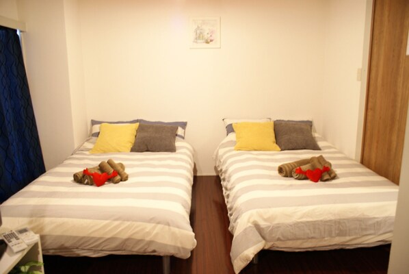 2 室のベッドルーム、デスク、WiFi (無料)、ベッドシーツ