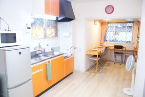 Kühlschrank, Mikrowelle, Herdplatte, Kochgeschirr/Geschirr/Besteck