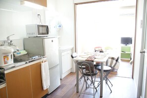 Kühlschrank, Mikrowelle, Herdplatte, Kochgeschirr/Geschirr/Besteck