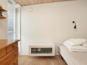 3 bedrooms, cribs/infant beds
