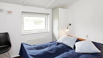 4 bedrooms, cots/infant beds